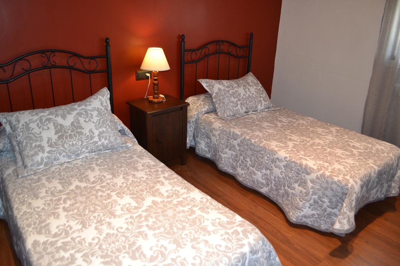 Hostal Pension La Ruta Paterna del Campo Luaran gambar