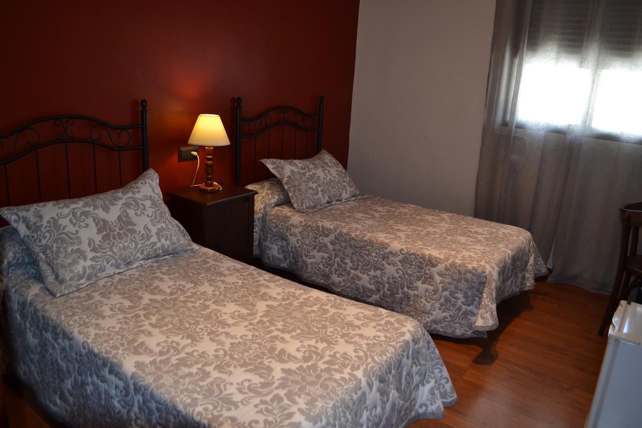 Hostal Pension La Ruta Paterna del Campo Luaran gambar